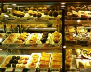 可以按照哪些原则摆放面点柜中的食品